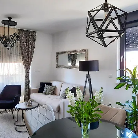 Enjoy - New With Terrace And Free Parking Garage * Pula