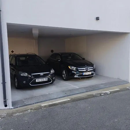 아파트 Enjoy - New With Terrace And Free Parking Garage 풀라